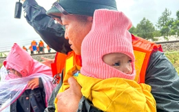 Đà Nẵng: Ưu tiên đưa người già, trẻ em tại vùng bị lũ cô lập đến nơi an toàn