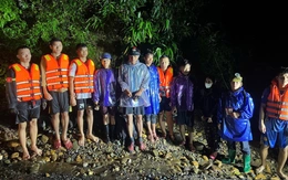 Giải cứu 6 người bị mắc kẹt hai ngày giữa rừng tràm trong lũ lớn