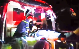 Cứu tài xế và 4 người mắc kẹt trong xe khách sau tai nạn ở cao tốc Đà Nẵng - Quảng Ngãi