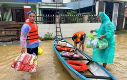 Người dân vùng lũ bên sông Thu Bồn chèo thuyền 3km mua lương thực