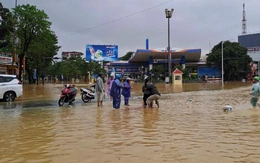 Sản phụ vỡ ối giữa dòng nước lũ ở Huế