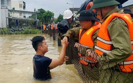 Phó thủ tướng Trần Hồng Hà thăm người dân vùng ngập lụt Đà Nẵng