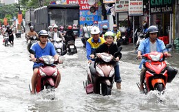 Loạt xe chết máy, nhiều người lội nước sau cơn mưa lớn trên đường Phan Huy Ích