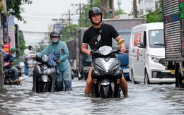 Mưa lớn gây ngập sâu ở TP.HCM, xe chết máy hàng loạt
