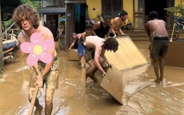 Đáng yêu vô cùng: Du khách nước ngoài giúp người dân Hà Giang dọn bùn sau lũ