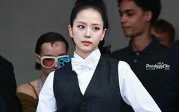 Jisoo gây tranh cãi tại 'Paris Fashion Week' vì trang phục như nhân viên nhà hàng