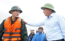 Thường trực Ban Bí thư Trần Cẩm Tú thị sát, động viên bà con vùng lũ, sạt lở ở Đà Nẵng