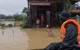 Người dân vẫy tay hò reo khi thấy bộ đội hải quân đưa xuồng đặc chủng tới vùng tâm lũ