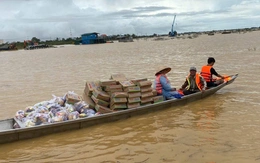 Bà con Quảng Trị xa quê gửi quà cứu trợ vùng lũ Huế, cơ quan ở Đà Nẵng mở cửa cho dân sạc pin