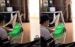 Chàng trai ngồi trong nhà câu cá, kiếm ít đồ ăn chiều mùa nước nổi