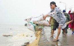 Sạt lở chưa từng thấy ở cửa biển Đà Nẵng, hàng ngàn người đang vác cát đắp bờ kè