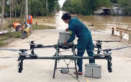 Dùng drone đưa nhanh hàng cứu trợ đến tay người dân vùng rốn lũ