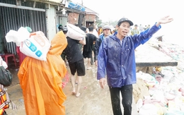 Cận cảnh sạt lở kinh hoàng ở cửa biển Đà Nẵng: Dân và bộ đội đang tất bật 'vá' bờ