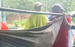 Khiêng võng vượt 20km đường núi đưa 3 người bị thương do sạt lở đi cấp cứu