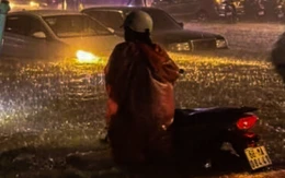 Mưa lớn kéo dài 4 giờ làm nhiều tuyến đường ở Phú Quốc ngập cục bộ, xe chết máy la liệt