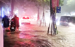 Nhiều tuyến đường nước chảy như suối, xe chết máy la liệt sau mưa tại Phú Quốc