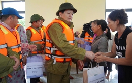 Phó thủ tướng Mai Văn Chính ngồi thuyền vào động viên bà con vùng lũ Quảng Trị