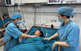 Báo động đỏ toàn viện, mổ cấp cứu sản phụ bị sản giật phải băng rừng, vượt sạt lở