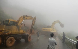 Mưa tầm tã, đèo Đại Ninh sạt lở, quốc lộ 28B nối Phan Thiết với Đà Lạt ách tắc