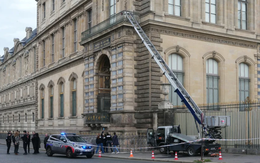 Dấu vết DNA hé lộ mắt xích mới trong vụ trộm táo tợn ở Bảo tàng Louvre, bắt thêm 5 người