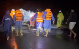 Xuyên đêm vượt 20km khiêng 3 người bị thương do sạt lở đất đi cấp cứu