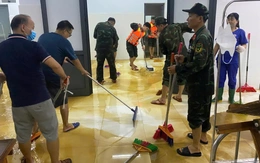 Bộ đội được lệnh hành quân trong đêm đến hai bệnh viện lớn tại Đà Nẵng dọn bùn đất