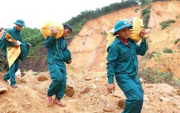 Bộ đội vượt núi cõng hàng vào cho dân vùng cô lập sau lũ