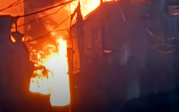 Cháy căn nhà chứa bao bì ở phường Bình Hưng Hòa, khói lửa cuồn cuộn