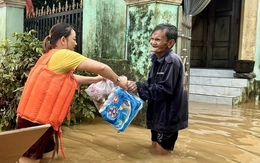 Quà cứu trợ đến với bà con bị lụt cô lập nhiều ngày bên sông Vu Gia