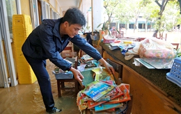 Sách vở, bàn ghế ngập bùn sau lụt, thầy trò ở Huế tất bật dọn trường