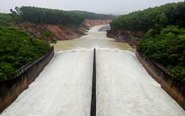 Hồ Kẻ Gỗ tăng lưu lượng xả tràn ứng phó mưa lớn