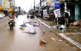 Sau lũ lụt lịch sử, quốc lộ 1 qua Đà Nẵng vẫn ngập, ngổn ngang khắp nơi