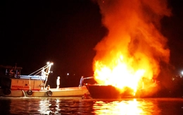 Chủ tàu cá Cà Mau cắt dây đẩy tàu ra giữa sông để không cháy lan