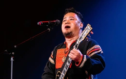 Con trai NSND Y Moan hát 'Xôn xang mênh mang cao nguyên Đắk Lắk' ở TP.HCM