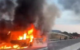 Xe khách chở 30 người bốc cháy trên cao tốc Cam Lâm - Nha Trang