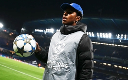 Con trai huyền thoại Chelsea nhặt bóng ở Stamford Bridge