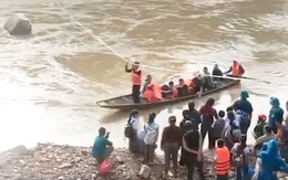 Cầu sập, nhiều em nhỏ ngồi thuyền vượt suối trở lại trường sau bão Bualoi