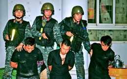 Phan Mạnh Quỳnh 'mát xa' lốp xe, Dương Lâm giã trà chanh trong Chiến sĩ quả cảm