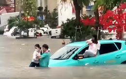 Ngày Hà Nội ngập trong mưa, tôi đã gặp những tấm lòng tử tế