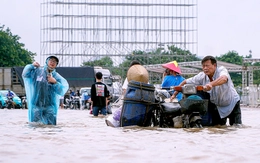 Người Hà Nội chật vật xoay xở với ngập, có nơi phải dùng thang trèo vào nhà