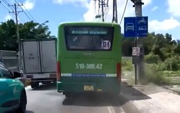 Clip xe buýt chạy lấn lên vỉa hè tại TP.HCM: Công an mời tài xế lên làm việc