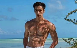 'Ma cà rồng' showbiz Singapore gây choáng với body tượng tạc ở tuổi 59