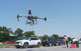 Thái Nguyên: Drone chở thuốc vào vùng lũ cho bé 4 tháng tuổi sốt cao