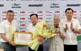 Ba cá nhân được trao kỷ niệm chương 'Vì sự nghiệp bóng đá Việt Nam'
