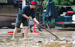 Hai ngày sau lũ, tiểu thương Đà Nẵng vẫn 'còng lưng' xúc bùn, hoang mang vì thiệt hại lớn