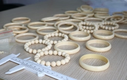 Công an thu giữ 44 vòng đeo tay nghi chế tác từ ngà voi