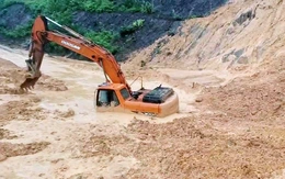 Xe múc đang xúc dọn đất thì ngọn đồi sạt lở đổ ầm xuống