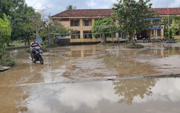 Bộ đội, công an dọn bùn trường lớp, lợp lại mái nhà giúp dân sau bão số 13