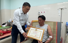 Trao giấy khen cho hai ‘người hùng' Lý Sơn dũng cảm cứu người giữa sóng dữ