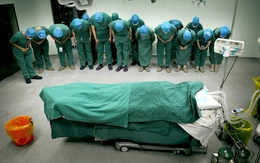 Sự thật về bức ảnh các bác sĩ Trung Quốc cúi đầu tri ân thiếu nữ 17 tuổi hiến tạng cứu nhiều người